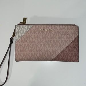 Micheal Kors Wristlet ✨